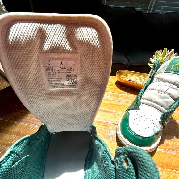 High Quality Green, Yellow, and White Air Jordan 1. Boys 5Y,  and Girls 7Y - Picture 6 of 6